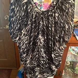 Ana size large black and white pullover slim arms in sleeves